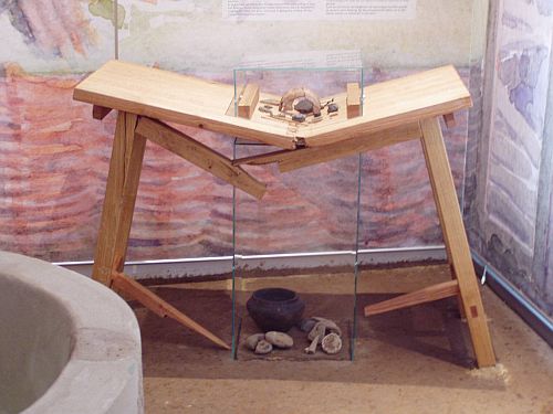 Museumsvitrine Mecklenburg Museumsm�bel, Ausstellungsm�bel, Objektm�bel Klappstuhl Mecklenburg, Kommoden, Tische, Pulte