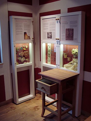 Museumsvitrine Mecklenburg Museumsm�bel, Ausstellungsm�bel, Objektm�bel Klappstuhl Mecklenburg, Kommoden, Tische, Pulte