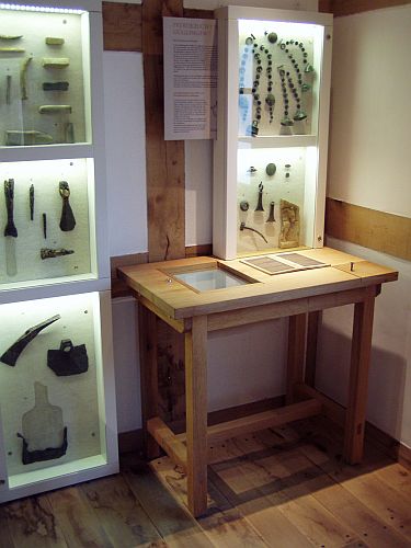 Museumsvitrine Mecklenburg Museumsm�bel, Ausstellungsm�bel, Objektm�bel Klappstuhl Mecklenburg, Kommoden, Tische, Pulte