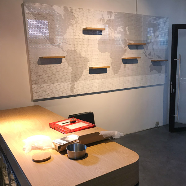 Theke mit Sp�le, Lochr�ckwand mit Einh�ngeb�den und Digitaldruck