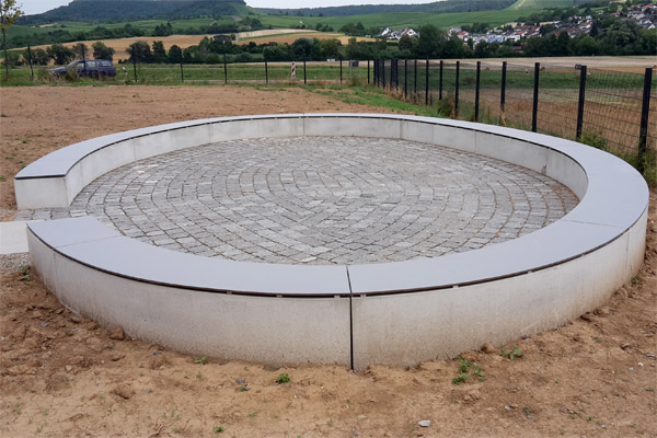 Outdoorm�bel Fertigbetonteil mit HPL Abdeckung