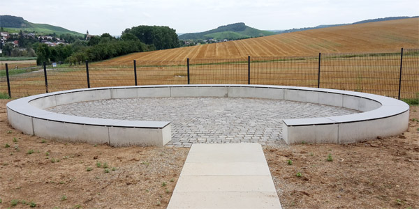 Outdoorm�bel Fertigbetonteil mit HPL Abdeckung