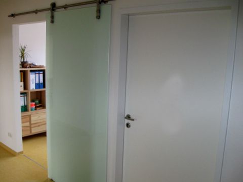 Objekteinrichtung Fitnessstudio mit Empfangstheken, Glasschiebet�ren, Spinden, Schr�nken, Spiegelwand