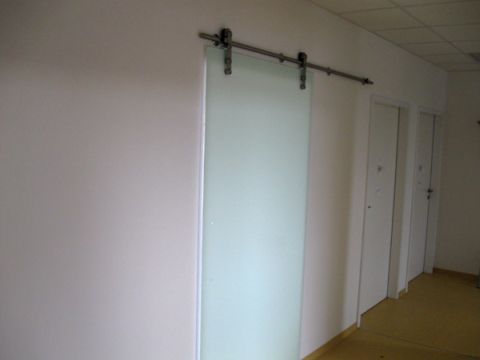 Objekteinrichtung Fitnessstudio mit Empfangstheken, Glasschiebet�ren, Spinden, Schr�nken, Spiegelwand