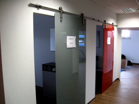 Objekteinrichtung Fitnessstudio mit Empfangstheken, Glasschiebet�ren, Spinden, Schr�nken, Spiegelwand