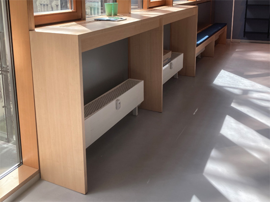 Objekteinrichtung Showk�che Vollkernarbeitsplatte, eingefr�stes Waschbecken r�ckseitig verklebt, M�llkipper aus Aluminium, Arbeitsplatte aus Edelstahl mit Kabelausschnitten