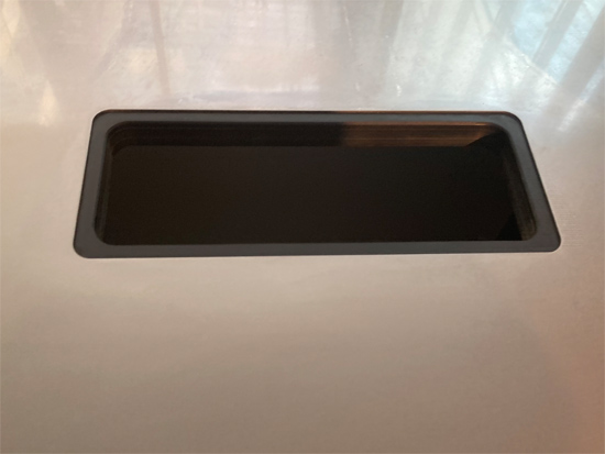 Objekteinrichtung Showk�che Vollkernarbeitsplatte, eingefr�stes Waschbecken r�ckseitig verklebt, M�llkipper aus Aluminium, Arbeitsplatte aus Edelstahl mit Kabelausschnitten