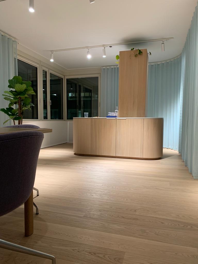 Showroom Böden. Wände, Decken mit Stoff bespannt. In verschieden Themenbereiche unterteilt. Altes Bürogebäude entkernt, Böden aus Gummi, Teppich, Echtholz