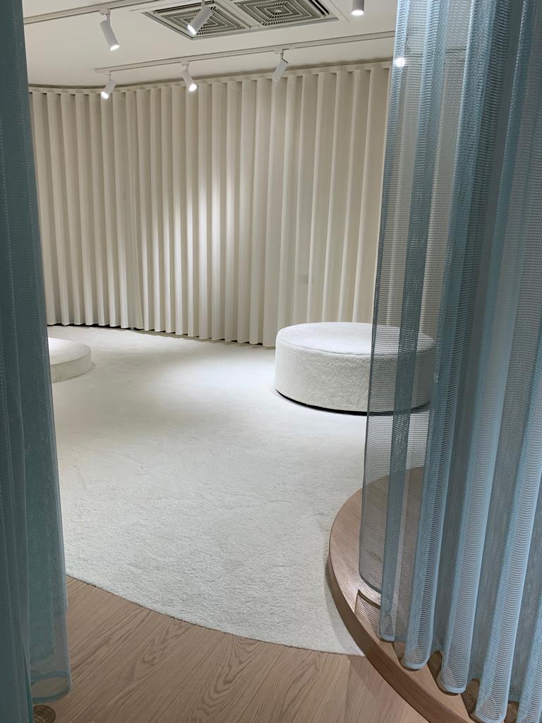 Showroom Böden. Wände, Decken mit Stoff bespannt. In verschieden Themenbereiche unterteilt. Altes Bürogebäude entkernt, Böden aus Gummi, Teppich, Echtholz