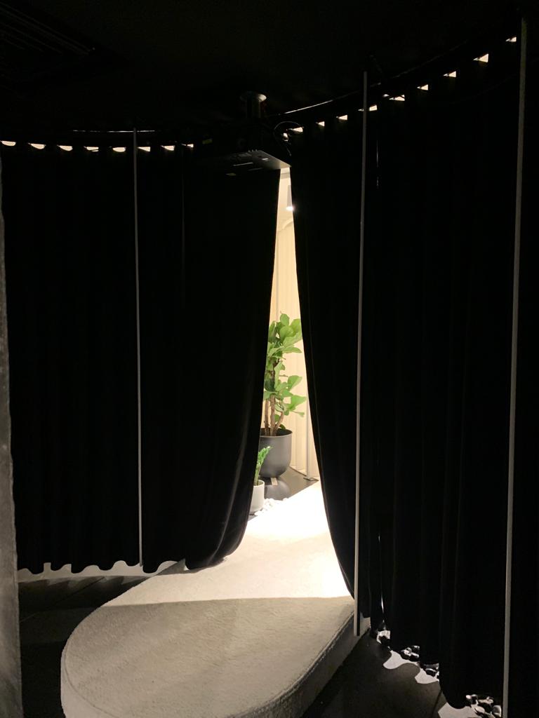 Showroom Böden. Wände, Decken mit Stoff bespannt. In verschieden Themenbereiche unterteilt. Altes Bürogebäude entkernt, Böden aus Gummi, Teppich, Echtholz