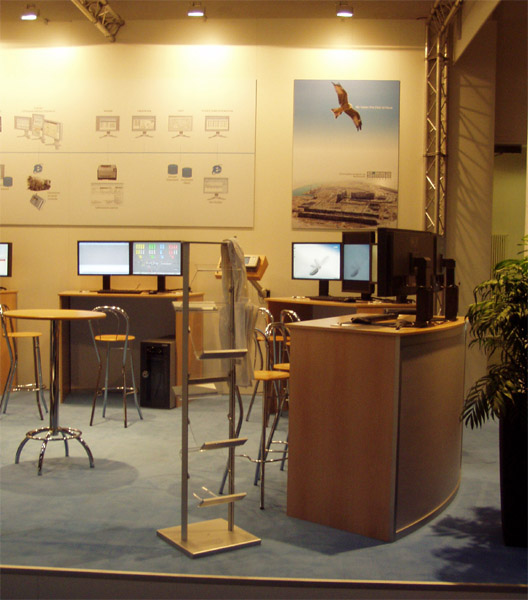 Messestand mit Traversen, Theke, Bestuhlung, Prospektst�nder, Strahler