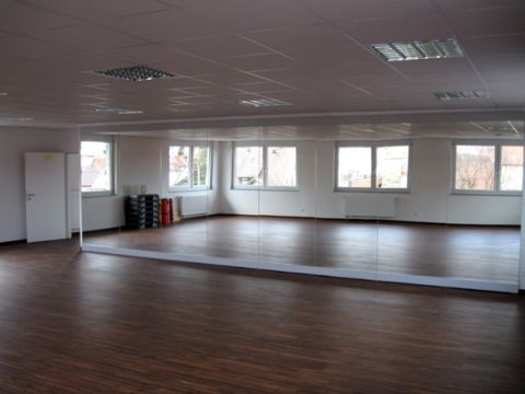Objekteinrichtung Fitnessstudio mit Empfangstheken, Glasschiebet�ren, Spinden, Schr�nken, Spiegelwand
