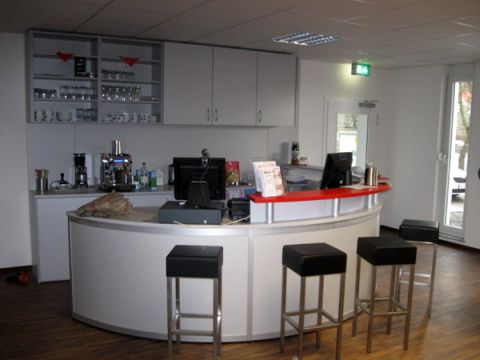 Objekteinrichtung Fitnessstudio mit Empfangstheken, Glasschiebet�ren, Spinden, Schr�nken, Spiegelwand