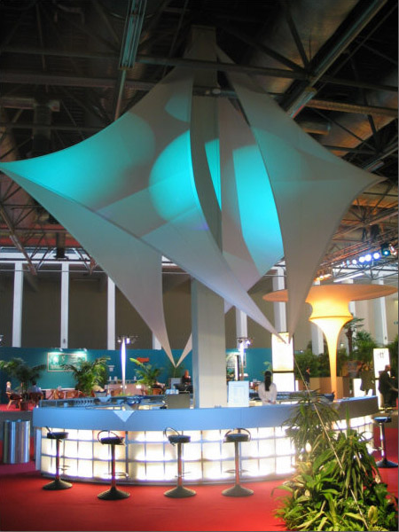 Leuchttheke mit Leuchtpilz und mit bestrahlten Dreiecksflaggen