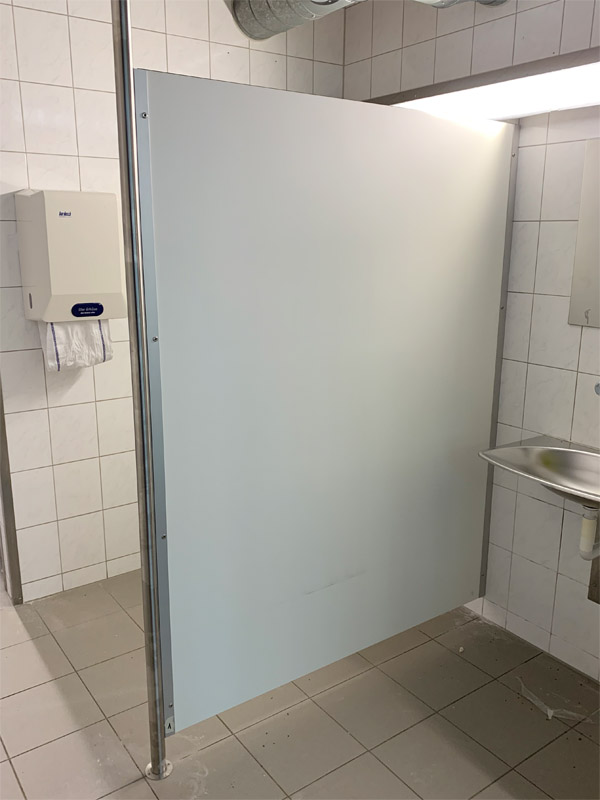 Hygienschutzwand Vollkernplatte Edelstahl verschraubt mit Edelstahlfu� f�r Toilette