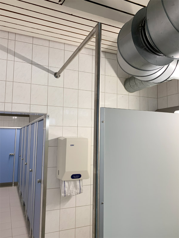 Hygienschutzwand Vollkernplatte Edelstahl verschraubt mit Edelstahlfu� f�r Toilette
