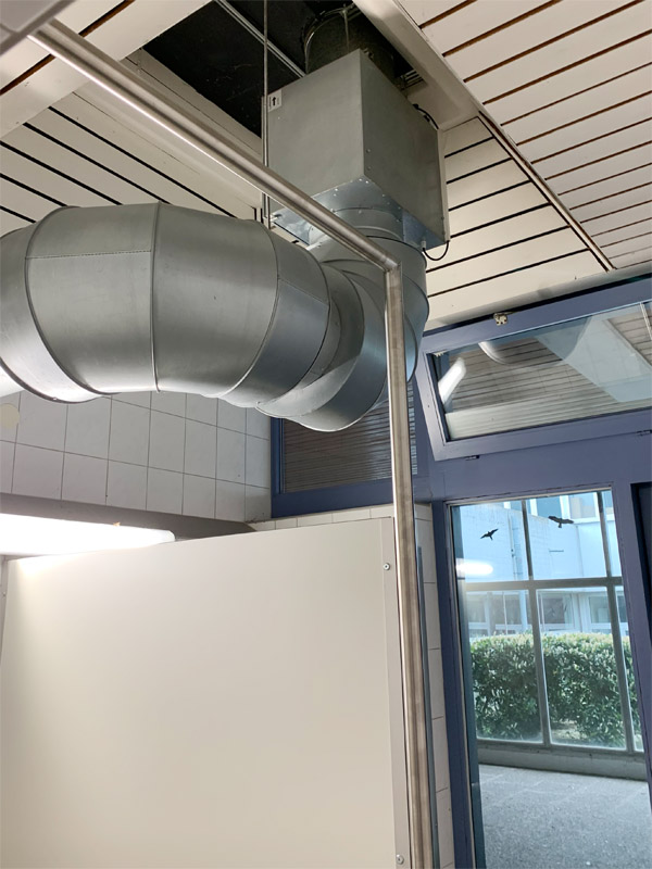 Hygienschutzwand Vollkernplatte Edelstahl verschraubt mit Edelstahlfu� f�r Toilette