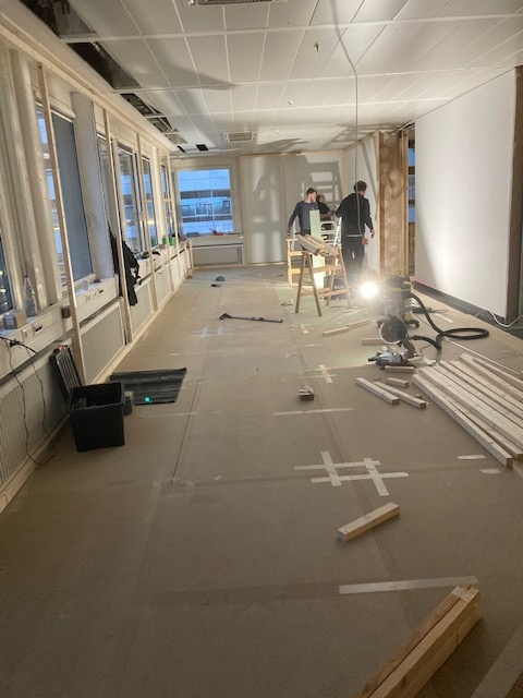 Showroom Böden. Wände, Decken mit Stoff bespannt. In verschieden Themenbereiche unterteilt. Altes Bürogebäude entkernt, Böden aus Gummi, Teppich, Echtholz