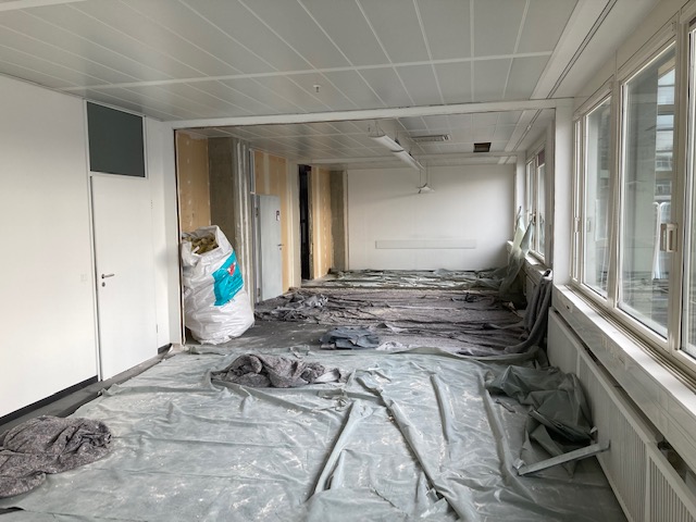 Showroom Böden. Wände, Decken mit Stoff bespannt. In verschieden Themenbereiche unterteilt. Altes Bürogebäude entkernt, Böden aus Gummi, Teppich, Echtholz