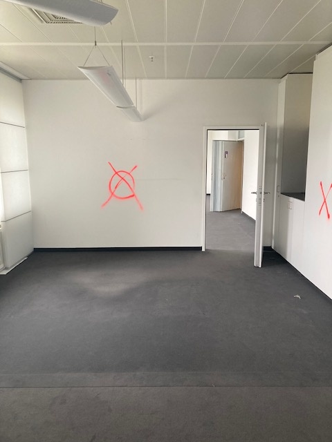 Showroom Böden. Wände, Decken mit Stoff bespannt. In verschieden Themenbereiche unterteilt. Altes Bürogebäude entkernt, Böden aus Gummi, Teppich, Echtholz