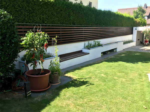 Gartenzaun Stahlkonstruktion mit Holzlamellen und Alurahmen Unterkonstruktion verschwei�t