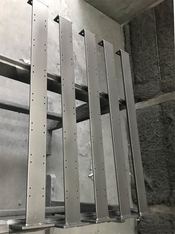 Gartenzaun Stahlkonstruktion mit Holzlamellen und Alurahmen Unterkonstruktion verschwei�t