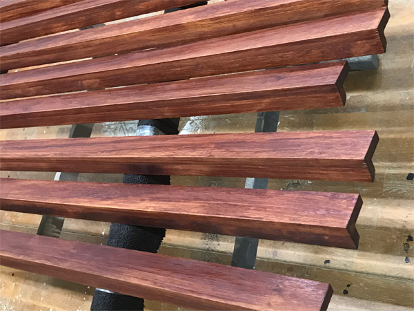 Gartenzaun Stahlkonstruktion mit Holzlamellen und Alurahmen Unterkonstruktion verschwei�t