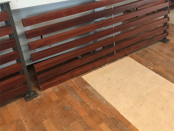 Gartenzaun Stahlkonstruktion mit Holzlamellen und Alurahmen Unterkonstruktion verschwei�t