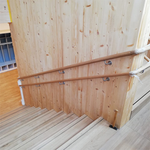 Holztreppe mit Treppenlauf und Antirutschschiene auf den Stufen